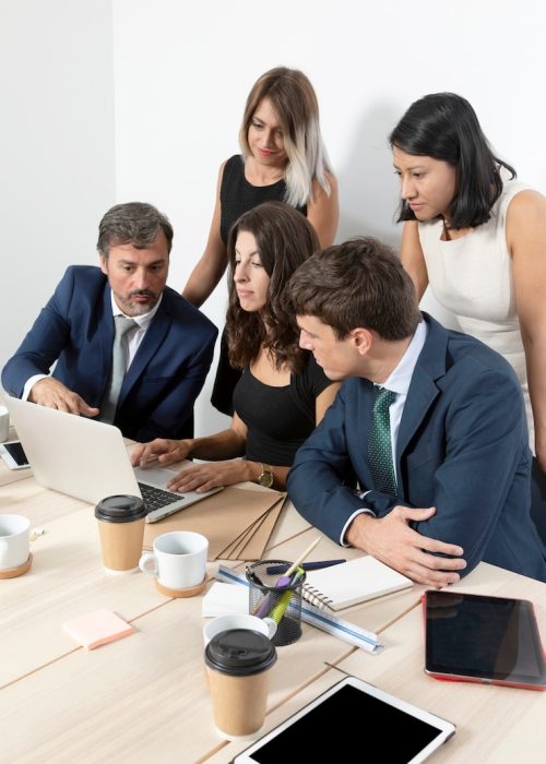 empleados-profesionales-que-colaboran-tiro-medio_23-2148352553